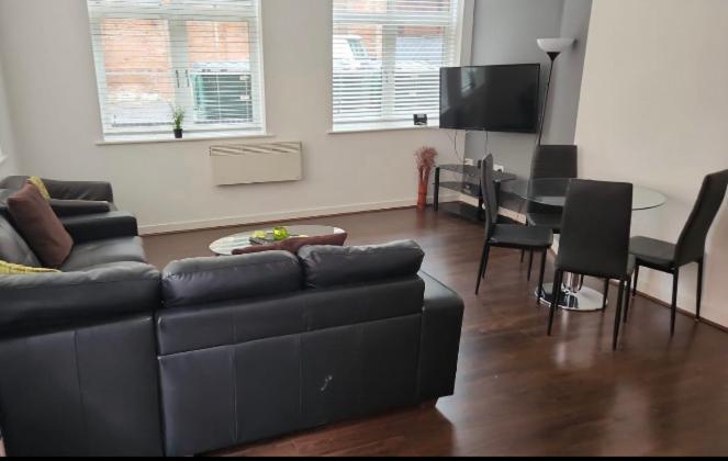 J Quarter - Sleeps 5 Long Term & Families Comfortably, 4 Beds, 2 Bathrooms برمنغهام المظهر الخارجي الصورة