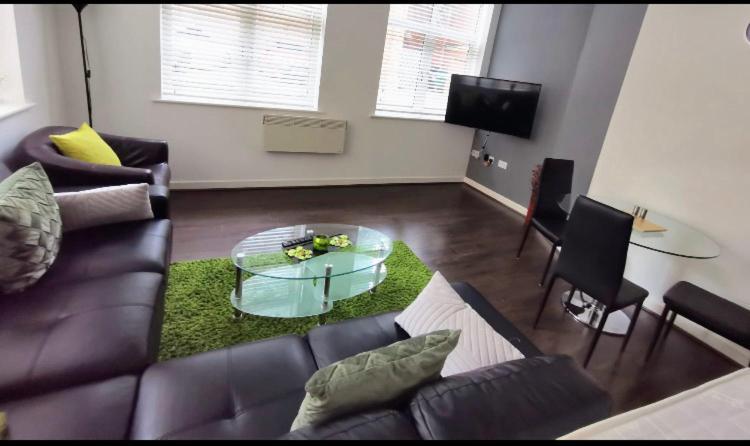 J Quarter - Sleeps 5 Long Term & Families Comfortably, 4 Beds, 2 Bathrooms برمنغهام المظهر الخارجي الصورة